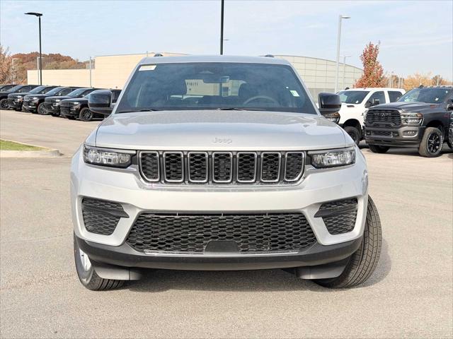 2025 Jeep Grand Cherokee GRAND CHEROKEE LAREDO X 4X4