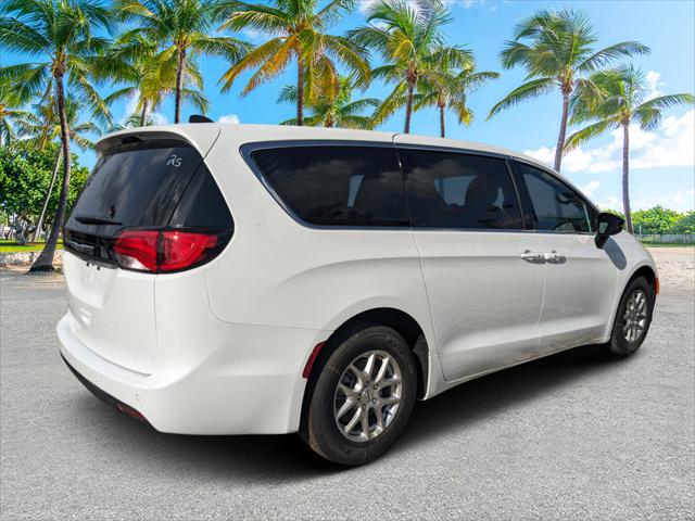 2025 Chrysler Voyager VOYAGER LX