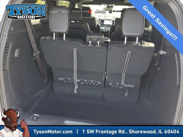 2026 Chrysler Pacifica Select AWD