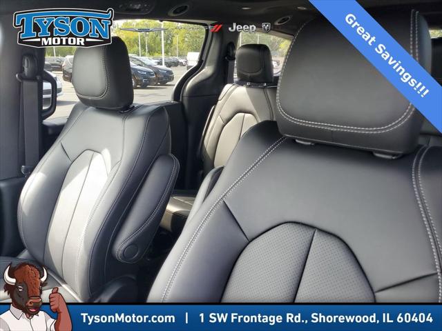 2026 Chrysler Pacifica Select AWD