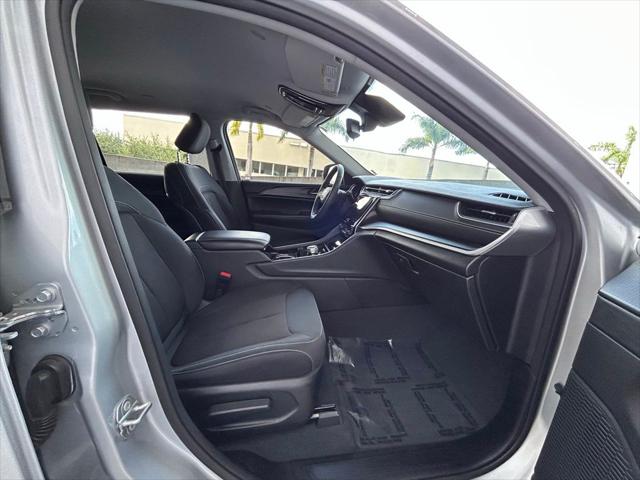 2023 Jeep Grand Cherokee L Laredo 4x2