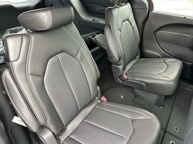2025 Chrysler Voyager LX