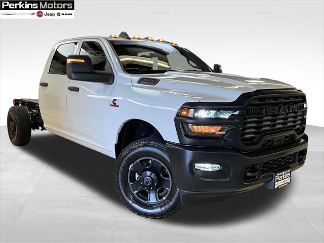 2025 RAM Ram 5500 Chassis Cab RAM 5500 TRADESMAN CHASSIS CREW CAB 4X4 84 CA 2025 RAM Ram 5500 Chassis Cab RAM 5500 TRADESMAN CHASSIS CREW CAB 4X4 84 CA