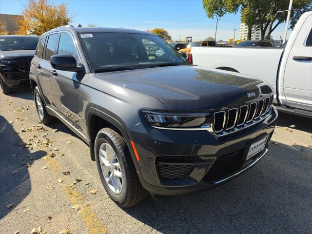 2025 Jeep Grand Cherokee GRAND CHEROKEE LAREDO X 4X4