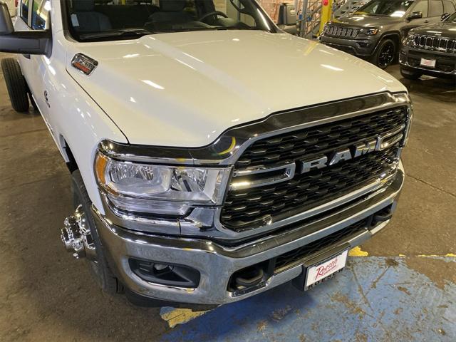 2024 RAM Ram 3500 Chassis Cab RAM 3500 SLT CREW CAB CHASSIS 4X4 60 CA 2024 RAM Ram 3500 Chassis Cab RAM 3500 SLT CREW CAB CHASSIS 4X4 60 CA
