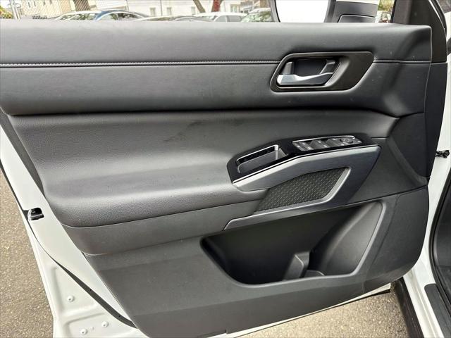 2024 Nissan Pathfinder SL 4WD [17]