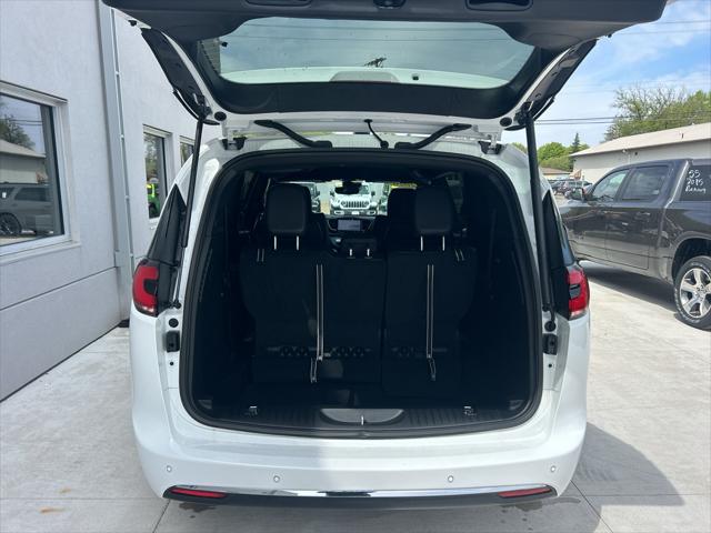 2026 Chrysler Pacifica Select AWD