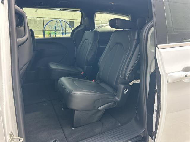 2026 Chrysler Pacifica Select AWD