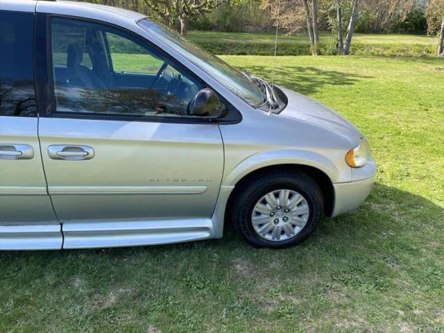2005 Chrysler Town & Country LX