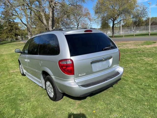 2005 Chrysler Town & Country LX