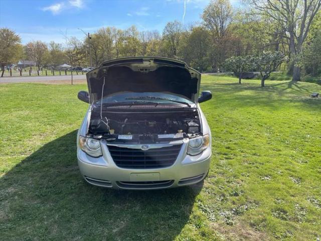 2005 Chrysler Town & Country LX
