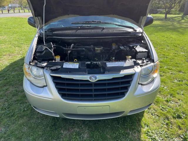 2005 Chrysler Town & Country LX