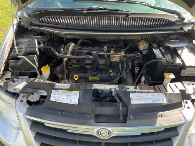 2005 Chrysler Town & Country LX