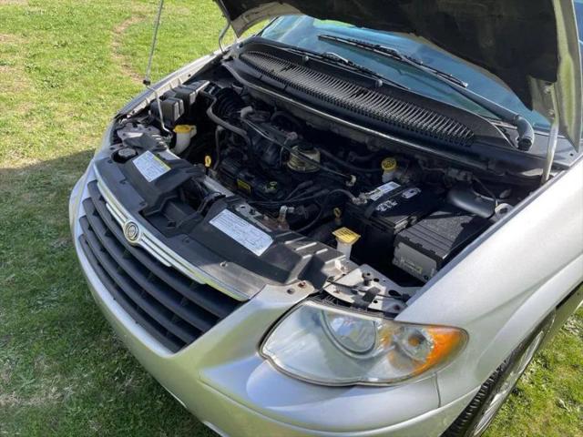 2005 Chrysler Town & Country LX