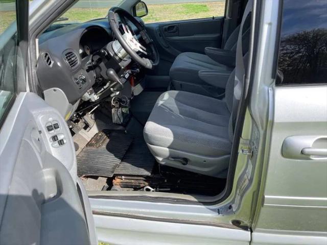 2005 Chrysler Town & Country LX