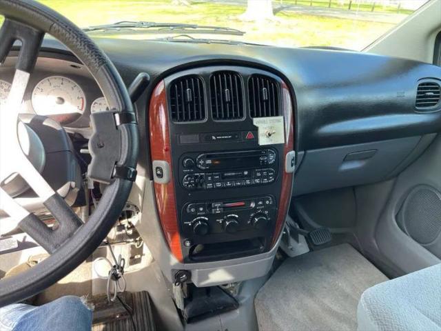 2005 Chrysler Town & Country LX