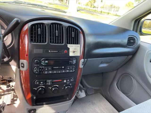 2005 Chrysler Town & Country LX