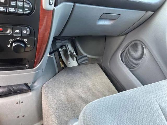 2005 Chrysler Town & Country LX
