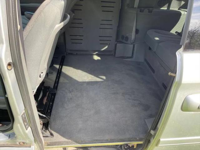 2005 Chrysler Town & Country LX