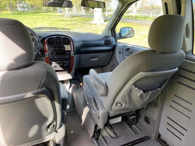 2005 Chrysler Town & Country LX