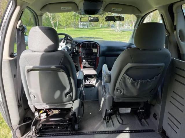 2005 Chrysler Town & Country LX