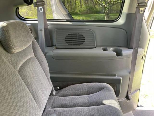 2005 Chrysler Town & Country LX