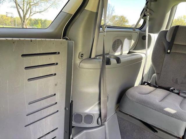 2005 Chrysler Town & Country LX