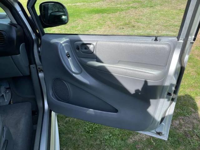 2005 Chrysler Town & Country LX