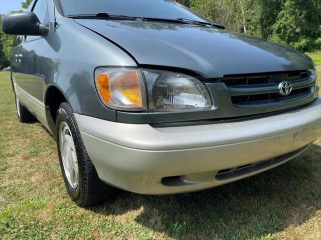 1999 Toyota Sienna LE