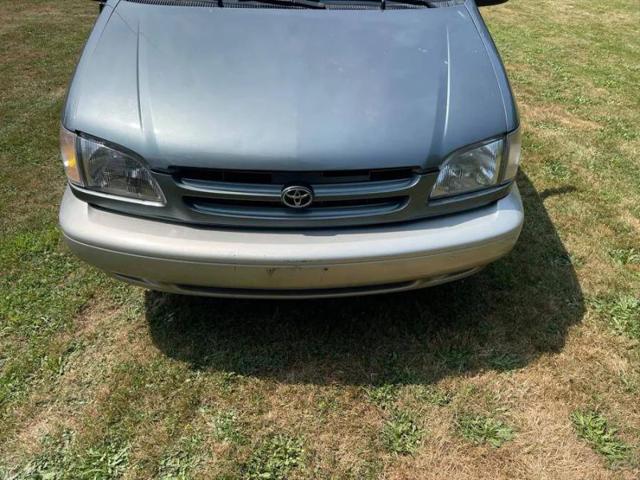 1999 Toyota Sienna LE
