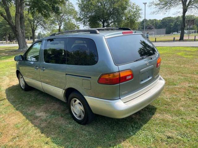 1999 Toyota Sienna LE