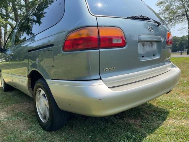 1999 Toyota Sienna LE