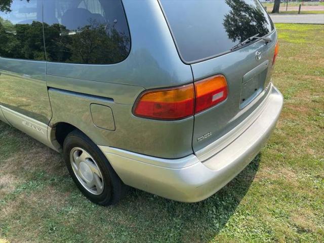 1999 Toyota Sienna LE