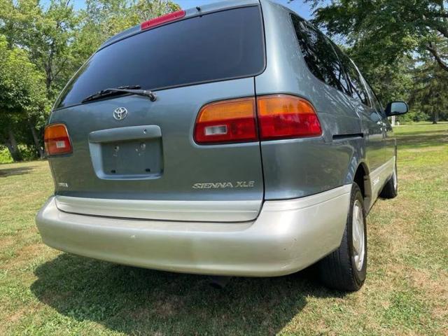 1999 Toyota Sienna LE