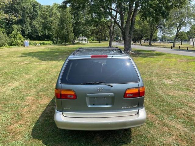 1999 Toyota Sienna LE