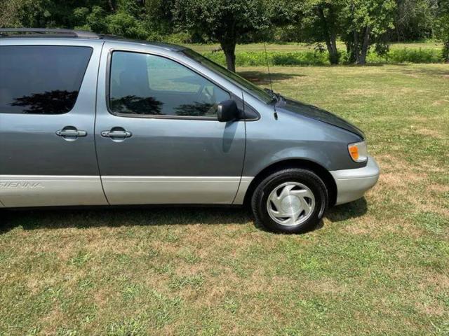 1999 Toyota Sienna LE