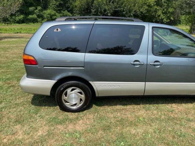 1999 Toyota Sienna LE