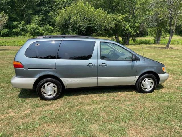 1999 Toyota Sienna LE