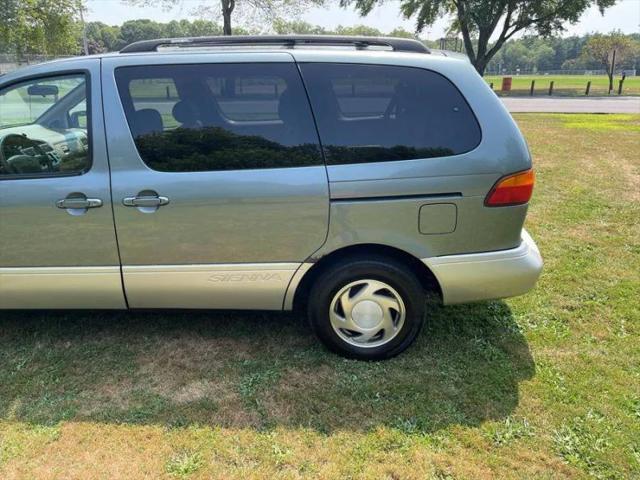 1999 Toyota Sienna LE