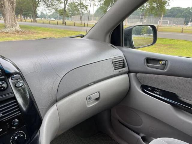 2004 Toyota Sienna LE