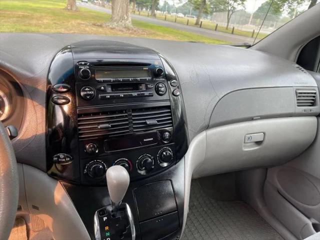 2004 Toyota Sienna LE