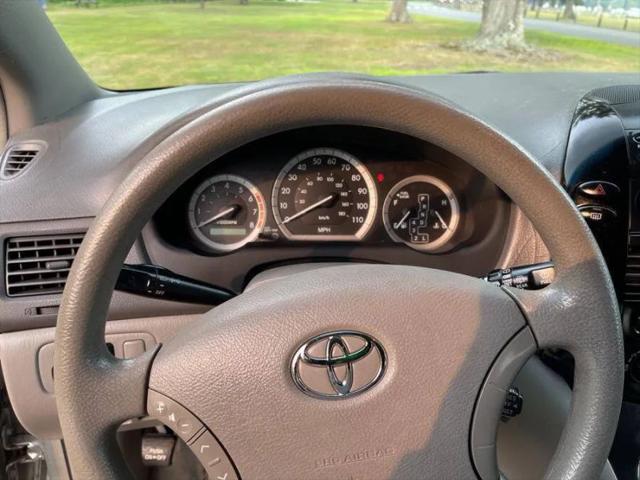 2004 Toyota Sienna LE