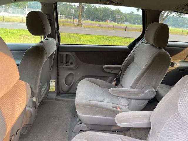 2004 Toyota Sienna LE