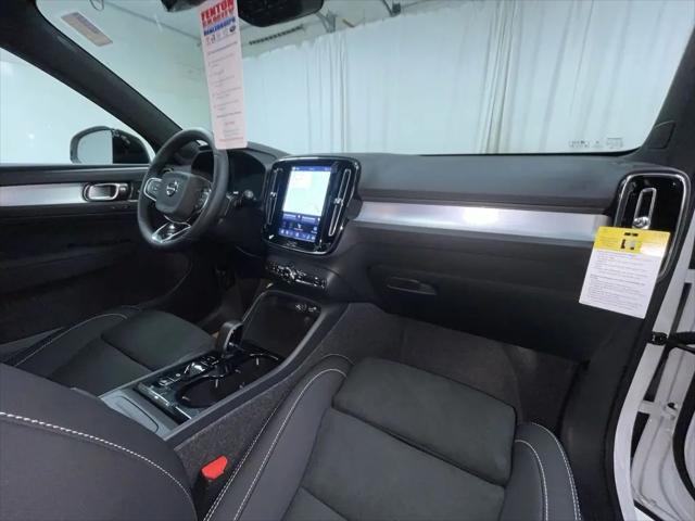 2026 Volvo XC40 Black Edition Ultra, B5 AWD Gas (mild hybrid)