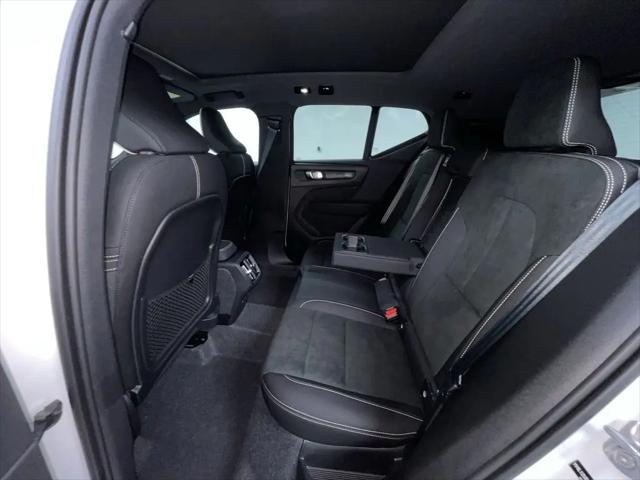 2026 Volvo XC40 Black Edition Ultra, B5 AWD Gas (mild hybrid)