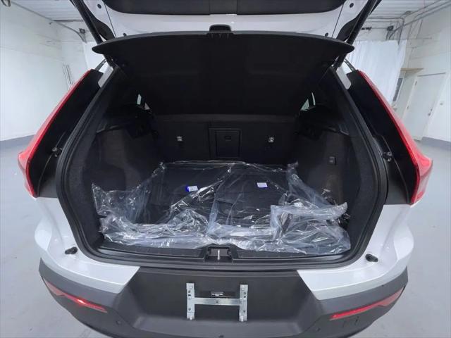 2026 Volvo XC40 Black Edition Ultra, B5 AWD Gas (mild hybrid)