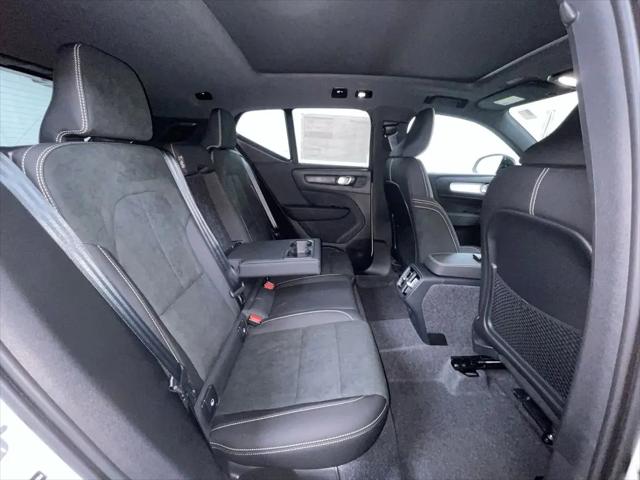 2026 Volvo XC40 Black Edition Ultra, B5 AWD Gas (mild hybrid)