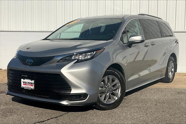 2022 Toyota Sienna LE