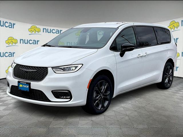 2026 Chrysler Pacifica Select AWD