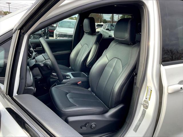 2026 Chrysler Pacifica Select AWD